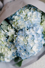 Load image into Gallery viewer, Blue Hydrangea Mono Bouquet