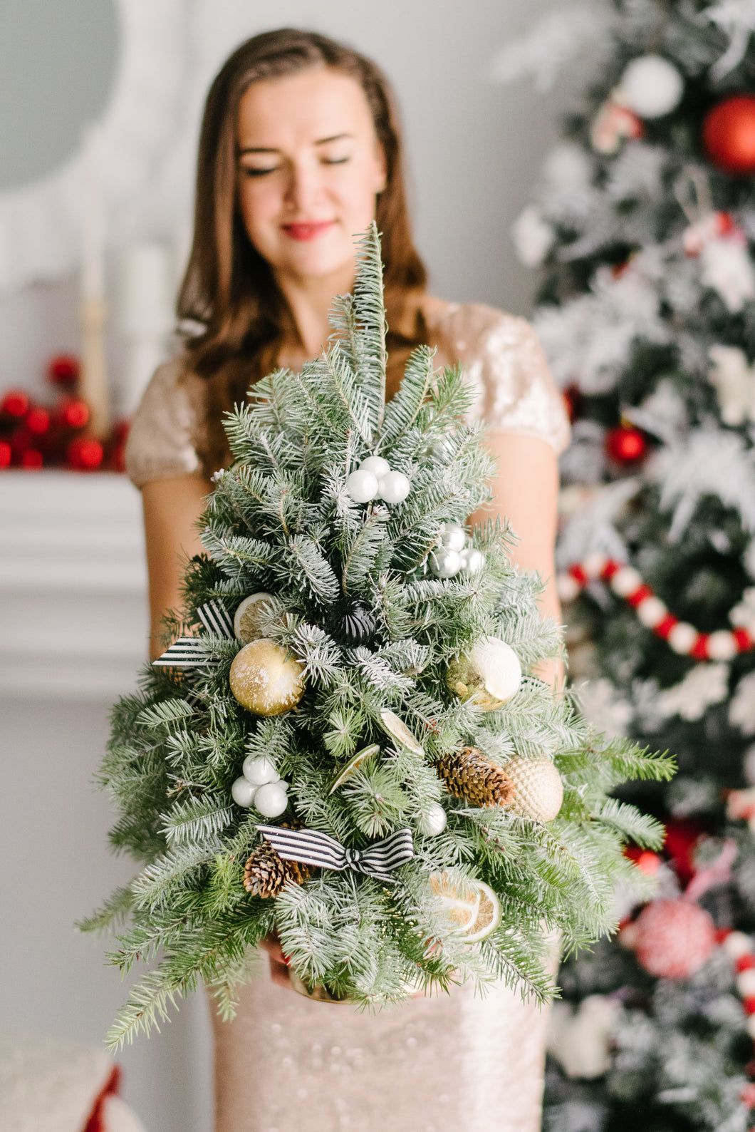 Festive joy in a tabletop Christmas tree – order now!