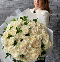 Load image into Gallery viewer, Hundred Roses Luxurious Bouquet